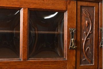  ベルギーアンティーク　オーク材　随所に施された細やかな意匠が目を引くカップボード(キャビネット、サイドボード、食器棚、収納棚、戸棚)(R-055536)