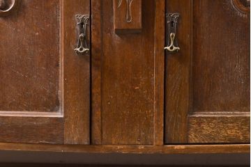  ベルギーアンティーク　オーク材　随所に施された細やかな意匠が目を引くカップボード(キャビネット、サイドボード、食器棚、収納棚、戸棚)(R-055536)
