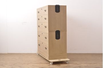 和製ビンテージ　透かしの引手金具が上品な雰囲気を醸し出す総桐箪笥(桐たんす、和タンス、衣装箪笥、ヴィンテージ)(R-055540)