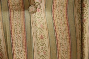 中古　横浜クラシック家具　ノックオンウッド(knockonwood)　コロニアルシリーズ(Hand Made)　英国の伝統スタイルであるウィングバックが印象的な2人掛けソファ(定価約55万円)(ウイングバック、ラブソファ、ウィングチェア、2P、アームチェア、二人掛け)(R-055561)