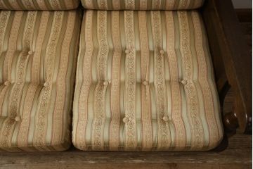 中古　横浜クラシック家具　ノックオンウッド(knockonwood)　コロニアルシリーズ(Hand Made)　英国の伝統スタイルであるウィングバックが印象的な2人掛けソファ(定価約55万円)(ウイングバック、ラブソファ、ウィングチェア、2P、アームチェア、二人掛け)(R-055561)