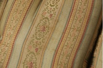 中古　横浜クラシック家具　ノックオンウッド(knockonwood)　コロニアルシリーズ(Hand Made)　英国の伝統スタイルであるウィングバックが印象的な2人掛けソファ(定価約55万円)(ウイングバック、ラブソファ、ウィングチェア、2P、アームチェア、二人掛け)(R-055561)