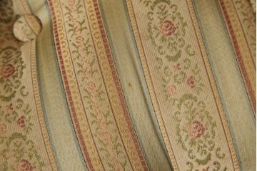 中古　横浜クラシック家具　ノックオンウッド(knockonwood)　コロニアルシリーズ(Hand Made)　英国の伝統スタイルであるウィングバックが印象的な2人掛けソファ(定価約55万円)(ウイングバック、ラブソファ、ウィングチェア、2P、アームチェア、二人掛け)(R-055561)