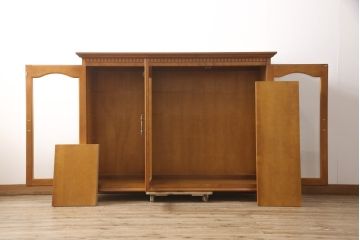 中古　美品　横浜ダニエル(daniel)　脚(台輪)付きリメイク　優雅な佇まいが気品を感じさせるサイドボード(キャビネット、収納棚、戸棚、飾り棚、カップボード)(R-055562)