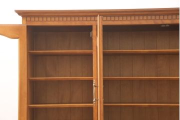中古　美品　横浜ダニエル(daniel)　脚(台輪)付きリメイク　優雅な佇まいが気品を感じさせるサイドボード(キャビネット、収納棚、戸棚、飾り棚、カップボード)(R-055562)