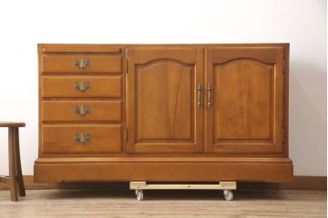 中古　美品　横浜ダニエル(daniel)　リメイク　気品のあるデザインが魅力的な作業台付きサイドボード(キャビネット、収納棚、引き出し、サイドチェスト)(R-055563)