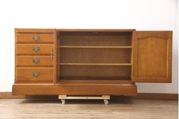 中古　美品　横浜ダニエル(daniel)　リメイク　気品のあるデザインが魅力的な作業台付きサイドボード(キャビネット、収納棚、引き出し、サイドチェスト)(R-055563)