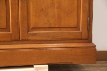 中古　美品　横浜ダニエル(daniel)　リメイク　気品のあるデザインが魅力的な作業台付きサイドボード(キャビネット、収納棚、引き出し、サイドチェスト)(R-055563)