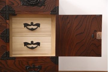 中古　美品　岩谷堂箪笥　迫力のある杢目と金具が存在感を放つ整理箪笥(衣装箪笥、引き出し、サイドチェスト)(R-055569)