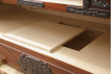 中古　美品　岩谷堂箪笥　迫力のある杢目と金具が存在感を放つ整理箪笥(衣装箪笥、引き出し、サイドチェスト)(R-055569)