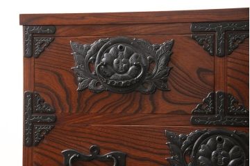 中古　美品　岩谷堂箪笥　迫力のある杢目と金具が存在感を放つ整理箪笥(衣装箪笥、引き出し、サイドチェスト)(R-055569)