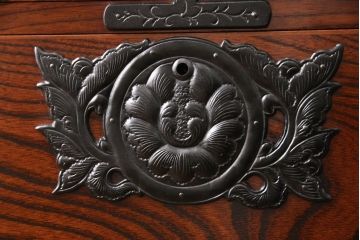中古　美品　岩谷堂箪笥　迫力のある杢目と金具が存在感を放つ整理箪笥(衣装箪笥、引き出し、サイドチェスト)(R-055569)
