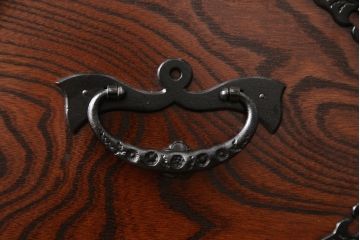 中古　美品　岩谷堂箪笥　迫力のある杢目と金具が存在感を放つ整理箪笥(衣装箪笥、引き出し、サイドチェスト)(R-055569)
