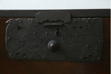 和製アンティーク　明治期　経年により深みを増した木色と分厚い金具が魅力的な佐渡小木箪笥　(R-055595)