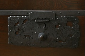 和製アンティーク　明治期　経年により深みを増した木色と分厚い金具が魅力的な佐渡小木箪笥　(R-055595)