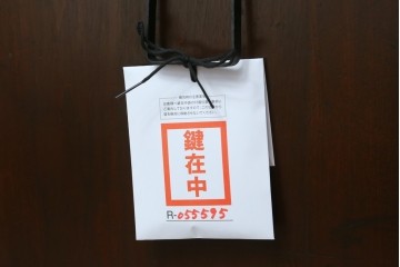 和製アンティーク　明治期　経年により深みを増した木色と分厚い金具が魅力的な佐渡小木箪笥　(R-055595)