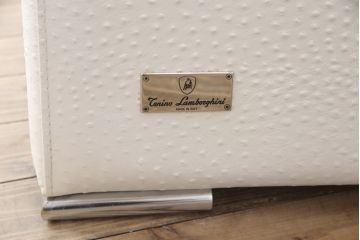 中古　展示美品　トニーノ・ランボルギーニ(Tonino Lamborghini)　白総革　オーストリッチ　クッション1個付き　清潔感のあるスタイリッシュな空間づくりに活躍する2人掛けソファ(レザー、二人掛け、2P)(定価約400万円)(R-055615)