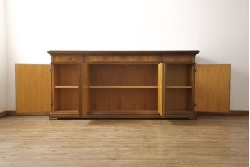 中古　超美品　イタリア高級家具　CANTU　クラシカルな佇まいの大型サイドボード(サイドキャビネット、収納棚、戸棚)(R-055626)