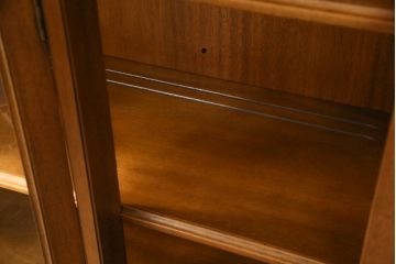 中古　美品　DREXEL HERITAGE(ドレクセルヘリテイジ)　Triune(トライユン)　チャイナ　クラシカルな佇まいが魅力の食器棚(キャビネット、収納棚、飾り棚)(定価約85万円)(R-055628)