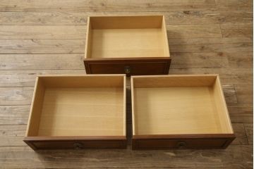 中古　美品　DREXEL HERITAGE(ドレクセルヘリテイジ)　Triune(トライユン)　チャイナ　クラシカルな佇まいが魅力の食器棚(キャビネット、収納棚、飾り棚)(定価約85万円)(R-055628)