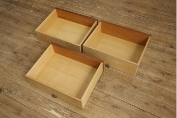 中古　美品　DREXEL HERITAGE(ドレクセルヘリテイジ)　Triune(トライユン)　チャイナ　クラシカルな佇まいが魅力の食器棚(キャビネット、収納棚、飾り棚)(定価約85万円)(R-055628)