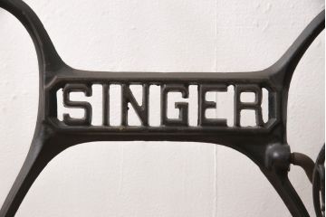 イギリスアンティーク　SINGER(シンガー)社　レトロな佇まいがお洒落なミシンの鉄脚(シンガーミシン、ミシンテーブル、ミシン台)(R-055631)