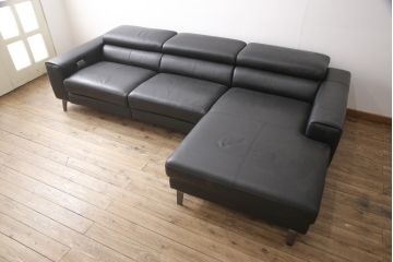 新品未使用　IDC大塚家具取り扱い　インターリバックス　ヒューゴ　本革　モダンでスタイリッシュなデザインが魅力の電動リクライニングソファセット(カウチソファ、2人掛けソファ、3人掛けソファ、レザー)(定価約55万円)(R-055633)