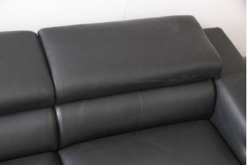 新品未使用　IDC大塚家具取り扱い　インターリバックス　ヒューゴ　本革　モダンでスタイリッシュなデザインが魅力の電動リクライニングソファセット(カウチソファ、2人掛けソファ、3人掛けソファ、レザー)(定価約55万円)(R-055633)