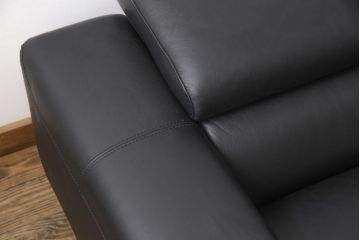 新品未使用　IDC大塚家具取り扱い　インターリバックス　ヒューゴ　本革　モダンでスタイリッシュなデザインが魅力の電動リクライニングソファセット(カウチソファ、2人掛けソファ、3人掛けソファ、レザー)(定価約55万円)(R-055633)