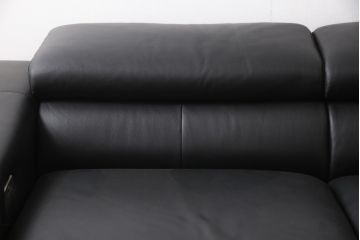 新品未使用　IDC大塚家具取り扱い　インターリバックス　ヒューゴ　本革　モダンでスタイリッシュなデザインが魅力の電動リクライニングソファセット(カウチソファ、2人掛けソファ、3人掛けソファ、レザー)(定価約55万円)(R-055633)