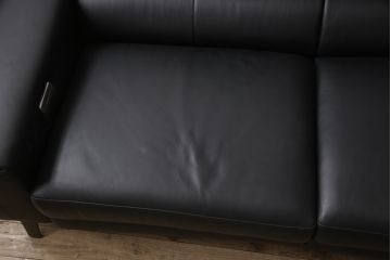 新品未使用　IDC大塚家具取り扱い　インターリバックス　ヒューゴ　本革　モダンでスタイリッシュなデザインが魅力の電動リクライニングソファセット(カウチソファ、2人掛けソファ、3人掛けソファ、レザー)(定価約55万円)(R-055633)