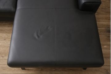 新品未使用　IDC大塚家具取り扱い　インターリバックス　ヒューゴ　本革　モダンでスタイリッシュなデザインが魅力の電動リクライニングソファセット(カウチソファ、2人掛けソファ、3人掛けソファ、レザー)(定価約55万円)(R-055633)