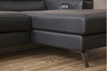 新品未使用　IDC大塚家具取り扱い　インターリバックス　ヒューゴ　本革　モダンでスタイリッシュなデザインが魅力の電動リクライニングソファセット(カウチソファ、2人掛けソファ、3人掛けソファ、レザー)(定価約55万円)(R-055633)