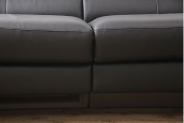 新品未使用　IDC大塚家具取り扱い　インターリバックス　ヒューゴ　本革　モダンでスタイリッシュなデザインが魅力の電動リクライニングソファセット(カウチソファ、2人掛けソファ、3人掛けソファ、レザー)(定価約55万円)(R-055633)