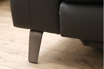 新品未使用　IDC大塚家具取り扱い　インターリバックス　ヒューゴ　本革　モダンでスタイリッシュなデザインが魅力の電動リクライニングソファセット(カウチソファ、2人掛けソファ、3人掛けソファ、レザー)(定価約55万円)(R-055633)