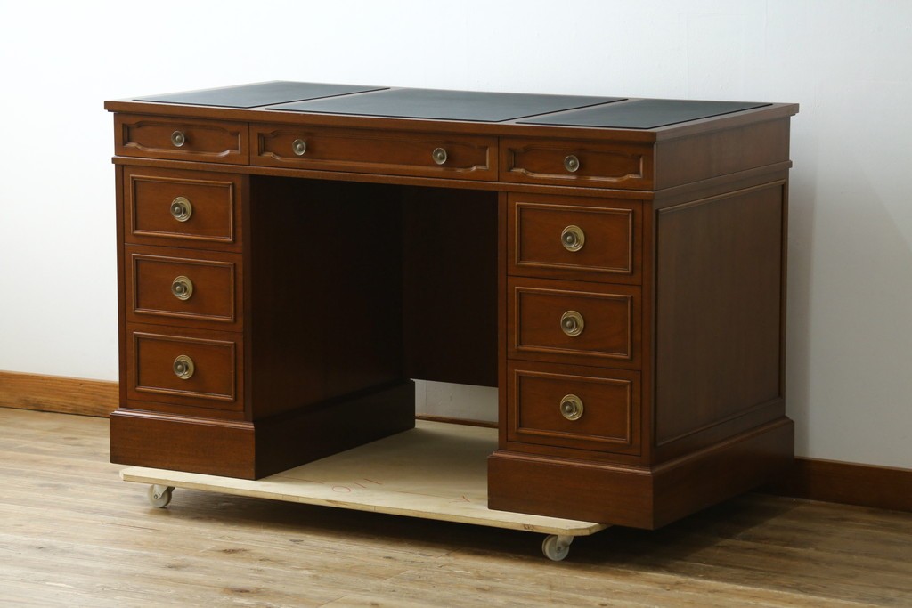 中古　美品　DREXEL HERITAGE(ドレクセルヘリテイジ)　重厚感ある佇まいが目を引くデスク　(R-055636)