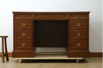 中古　美品　DREXEL HERITAGE(ドレクセルヘリテイジ)　重厚感ある佇まいが目を引くデスク　(R-055636)
