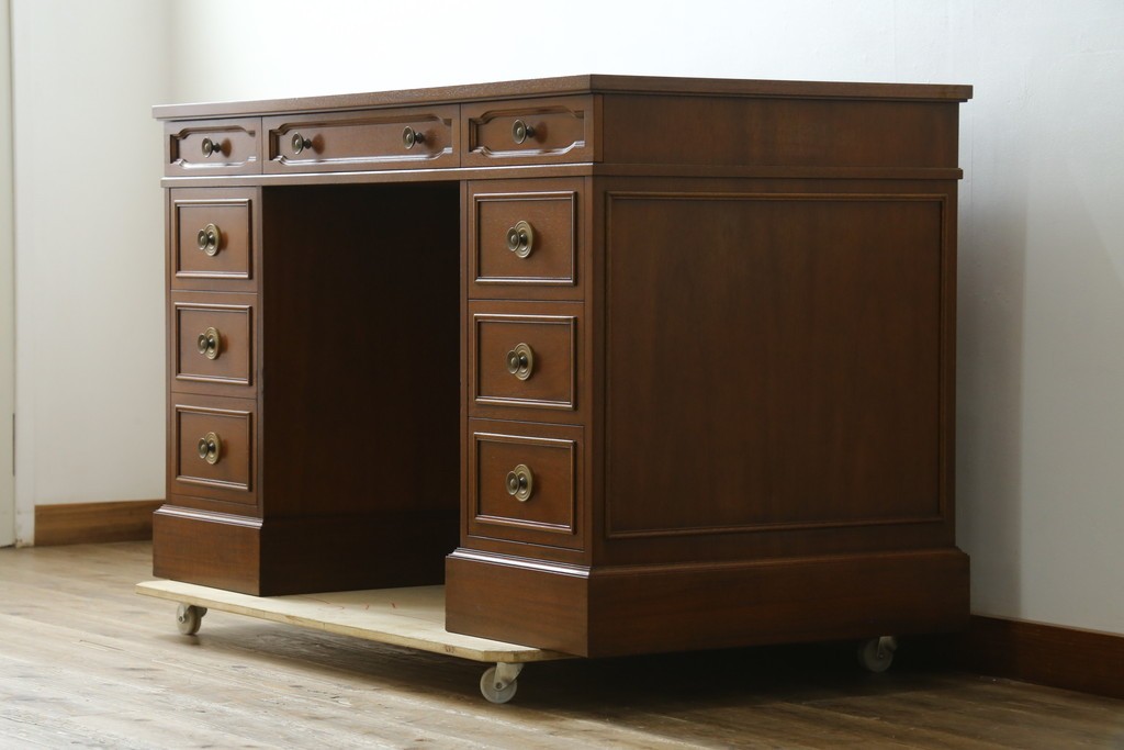 中古　美品　DREXEL HERITAGE(ドレクセルヘリテイジ)　重厚感ある佇まいが目を引くデスク　(R-055636)