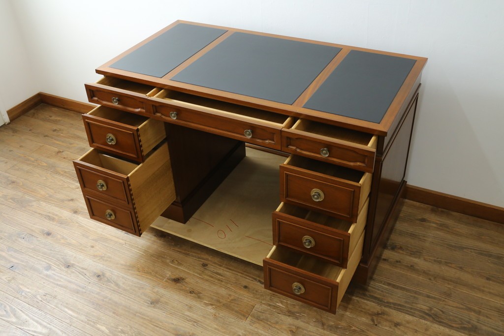 中古　美品　DREXEL HERITAGE(ドレクセルヘリテイジ)　重厚感ある佇まいが目を引くデスク　(R-055636)