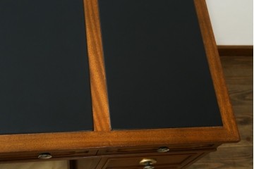 中古　美品　DREXEL HERITAGE(ドレクセルヘリテイジ)　重厚感ある佇まいが目を引くデスク　(R-055636)