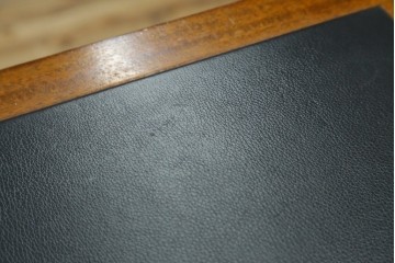 中古　美品　DREXEL HERITAGE(ドレクセルヘリテイジ)　重厚感ある佇まいが目を引くデスク　(R-055636)