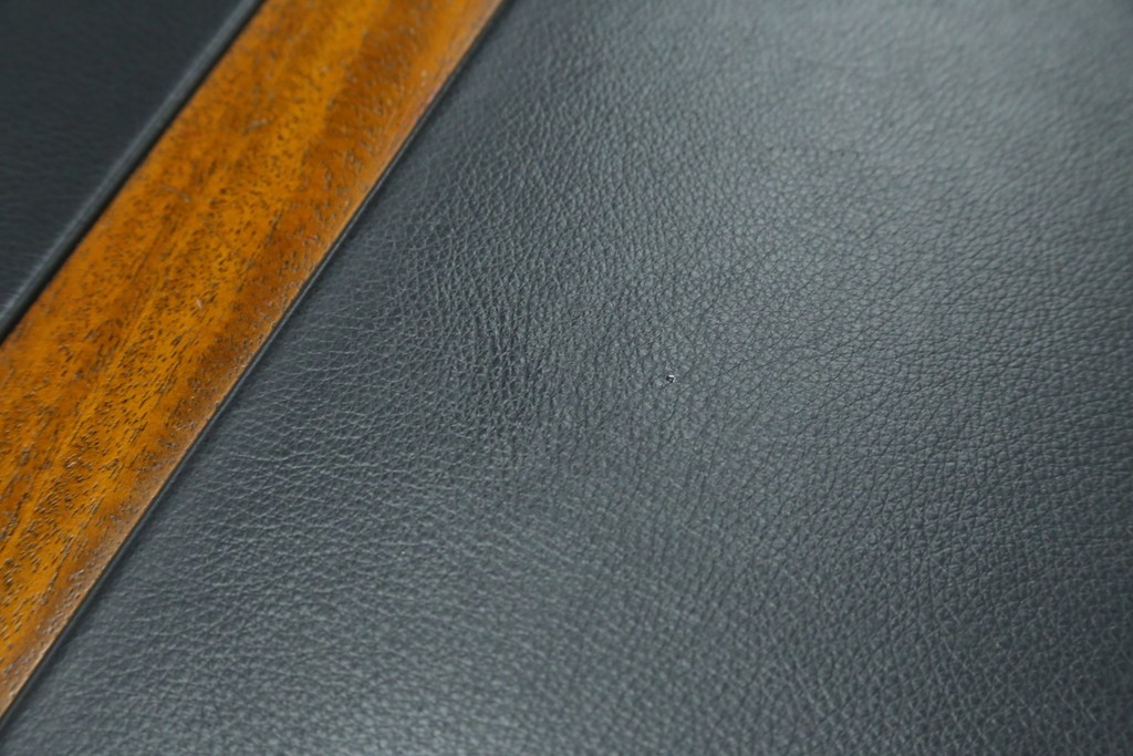 中古　美品　DREXEL HERITAGE(ドレクセルヘリテイジ)　重厚感ある佇まいが目を引くデスク　(R-055636)