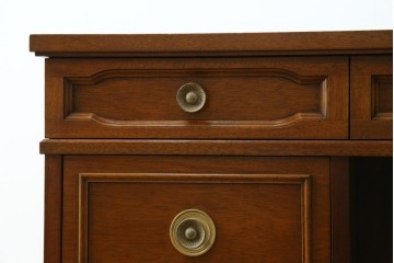 中古　美品　DREXEL HERITAGE(ドレクセルヘリテイジ)　重厚感ある佇まいが目を引くデスク　(R-055636)
