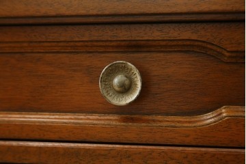 中古　美品　DREXEL HERITAGE(ドレクセルヘリテイジ)　重厚感ある佇まいが目を引くデスク　(R-055636)
