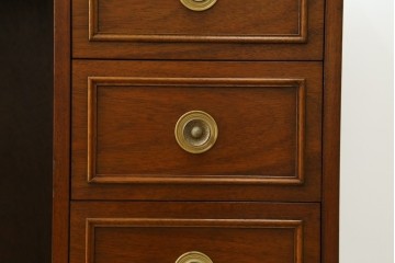 中古　美品　DREXEL HERITAGE(ドレクセルヘリテイジ)　重厚感ある佇まいが目を引くデスク　(R-055636)