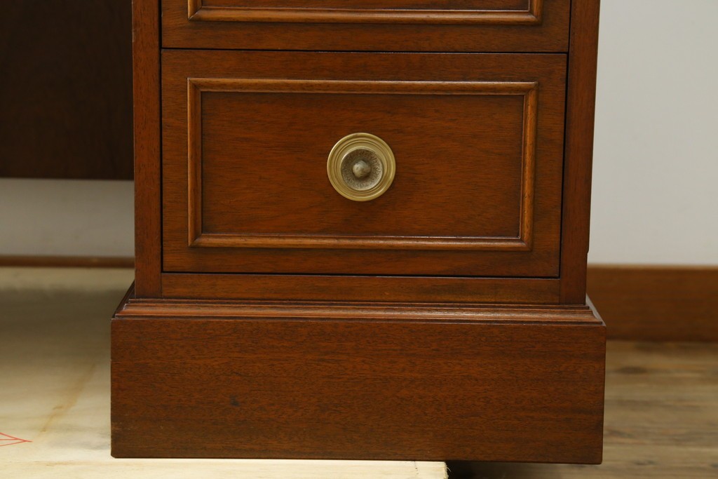中古　美品　DREXEL HERITAGE(ドレクセルヘリテイジ)　重厚感ある佇まいが目を引くデスク　(R-055636)