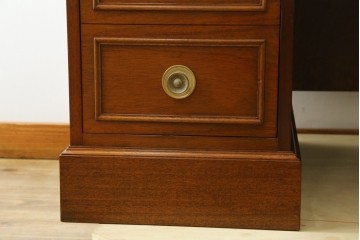 中古　美品　DREXEL HERITAGE(ドレクセルヘリテイジ)　重厚感ある佇まいが目を引くデスク　(R-055636)