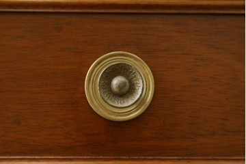 中古　美品　DREXEL HERITAGE(ドレクセルヘリテイジ)　重厚感ある佇まいが目を引くデスク　(R-055636)