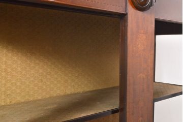 イギリスアンティーク　マホガニー材　細やかな象嵌細工の装飾が目を引くキャビネット(ガラスケース、キュリオケース、チャイナキャビネット、飾り棚、陳列棚)(R-055638)