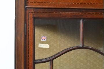 イギリスアンティーク　マホガニー材　細やかな象嵌細工の装飾が目を引くキャビネット(ガラスケース、キュリオケース、チャイナキャビネット、飾り棚、陳列棚)(R-055638)